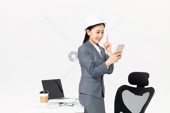 女性建筑工程师看手机图片