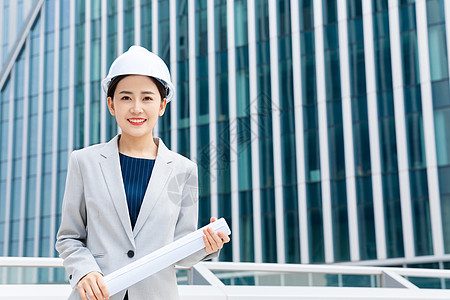 女性建筑工程师户外拿图纸图片