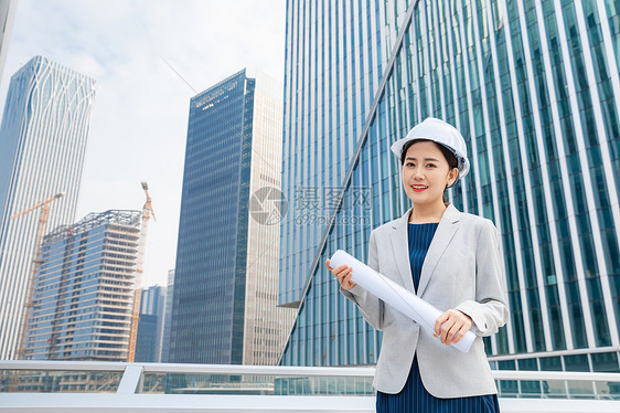 女性建筑工程师户外拿图纸图片