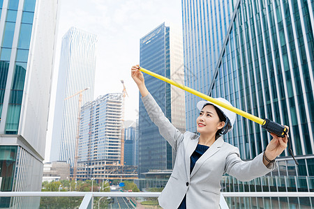 女性建筑工程师美女拿尺子测量图片