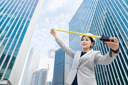 女性建筑工程师美女拿尺子测量图片