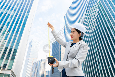 女性建筑工程师美女户外办公背景图片