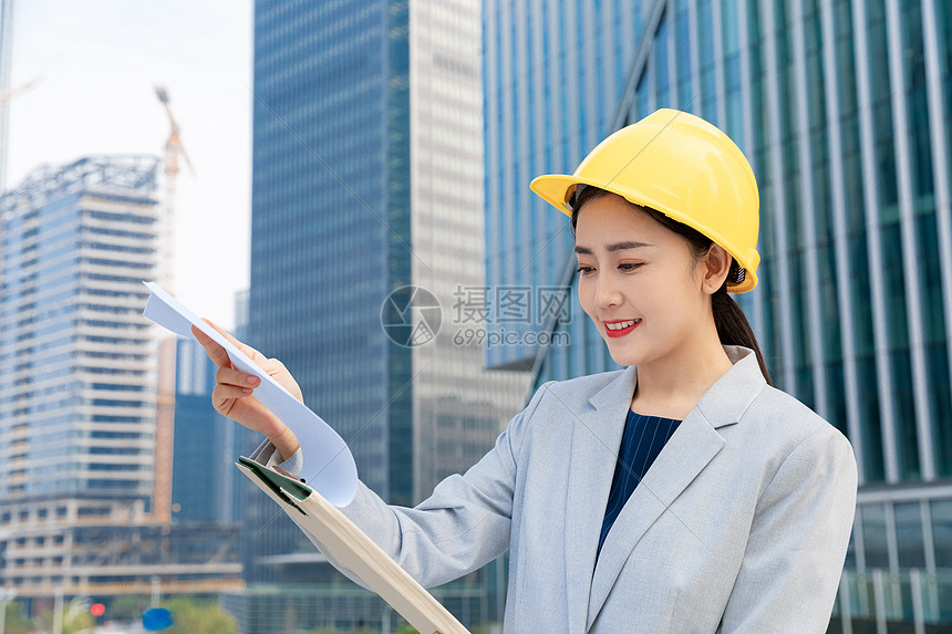 女性建筑工程师美女户外办公图片