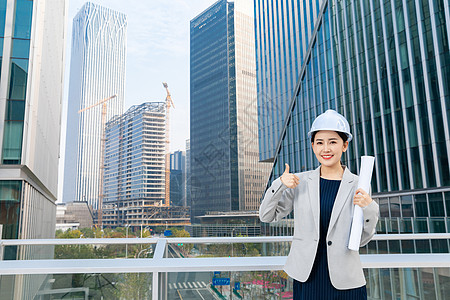 女性建筑工程师户外拿图纸图片