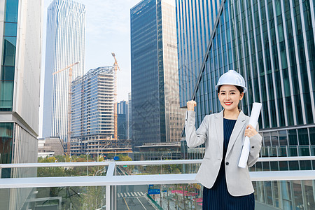 女性建筑工程师户外拿图纸图片