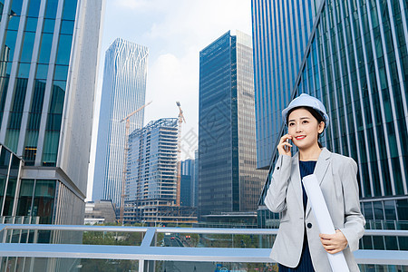 女性建筑工程师美女户外打电话办公图片