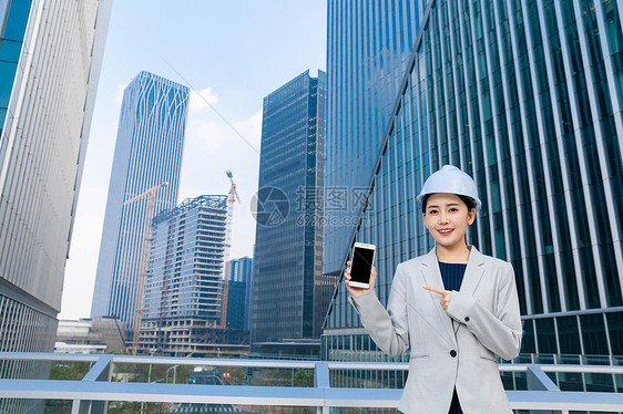 女性建筑工程师美女拿手机办公图片