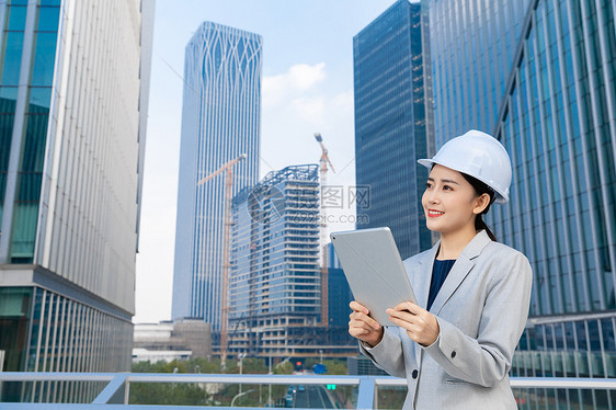 女性建筑工程师美女拿平板电脑图片