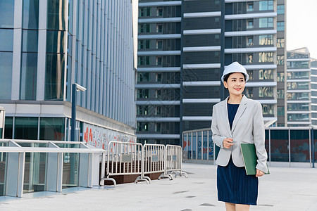 女性建筑工程师美女户外办公图片