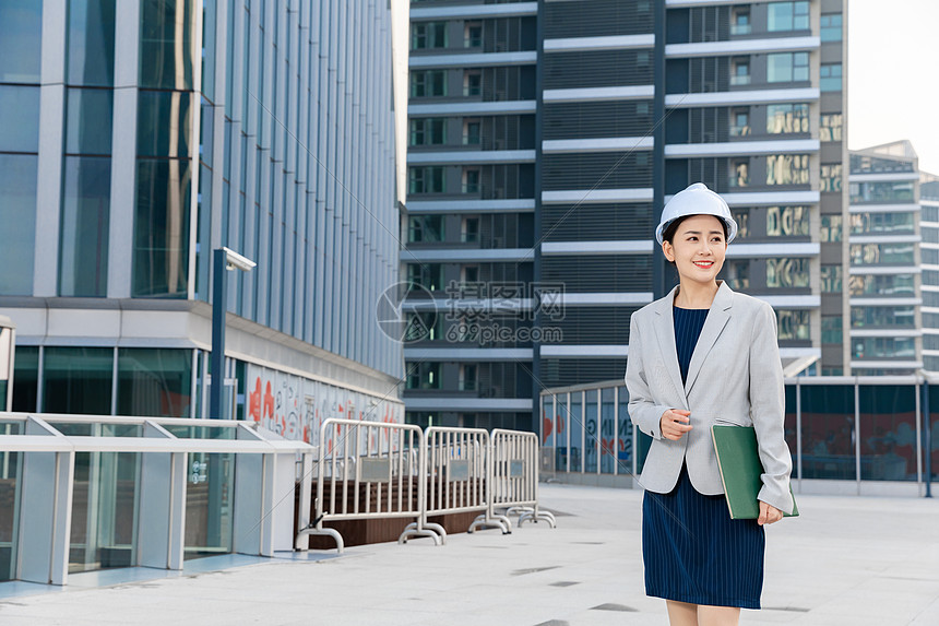 女性建筑工程师美女户外办公图片