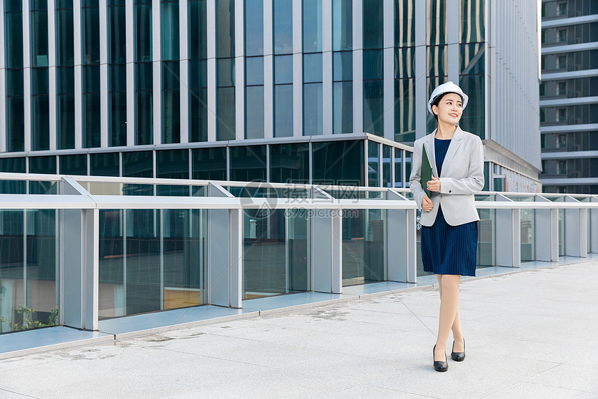 女性建筑工程师美女户外办公图片