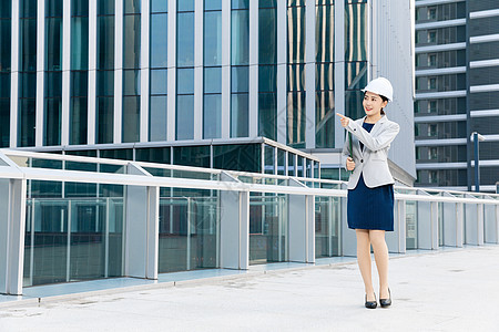 女性建筑工程师美女户外办公图片