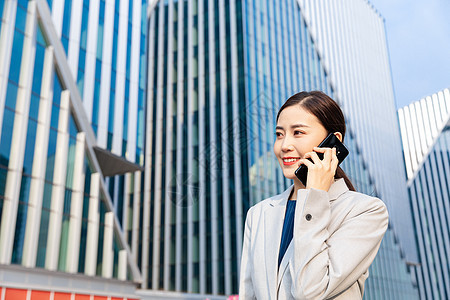 商务女性户外打电话图片