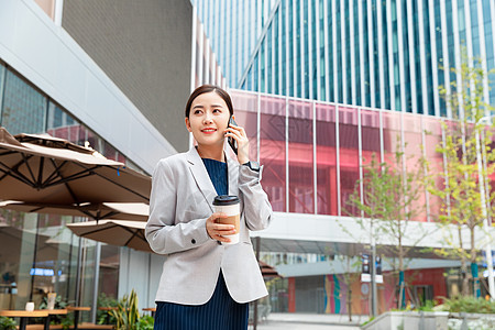 商务职业女性在户外办公图片