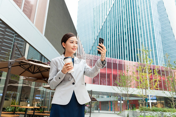 商务职业女性在户外视频通话图片