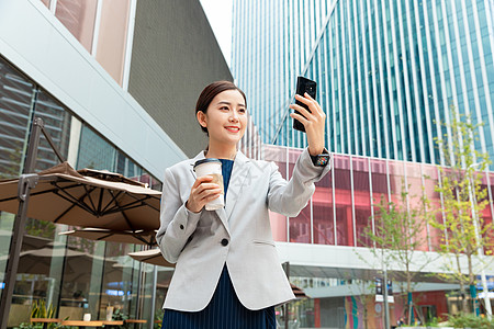 手机通话商务职业女性在户外视频通话背景