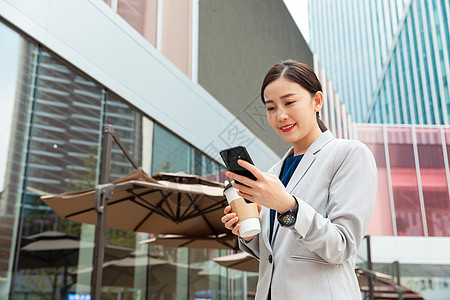 商务职业女性在户外办公图片