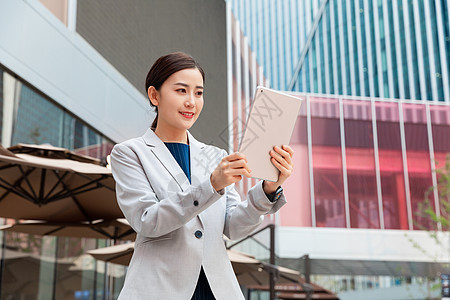 商务职业女性在户外办公图片