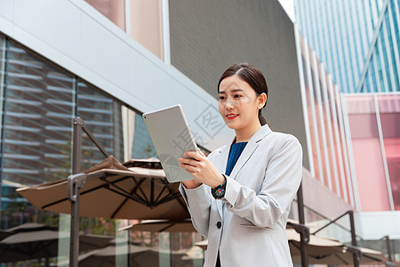 商务职业女性在户外办公图片