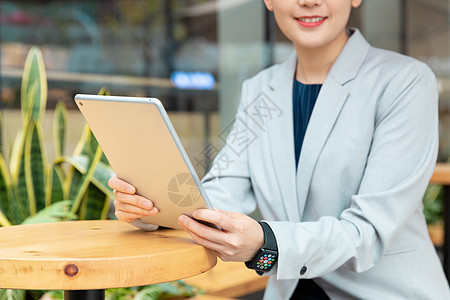 商务女性在咖啡厅用平板办公图片