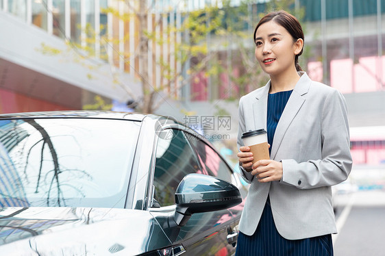 商务女性驾车出行打电话图片