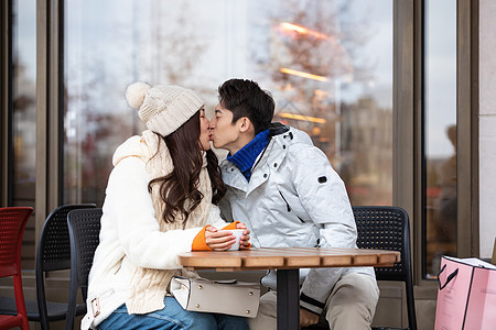 冬季情侣街头接吻图片