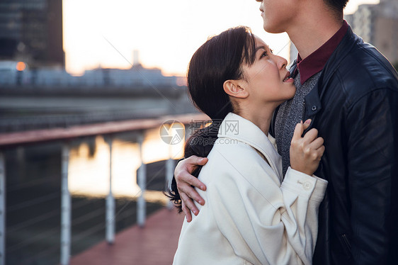 男生安慰受委屈的女生图片