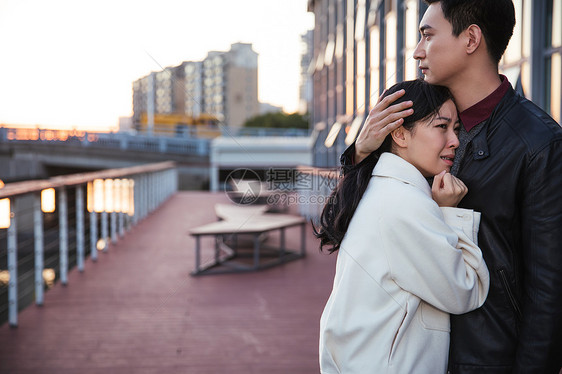 男生安慰受委屈的女生图片