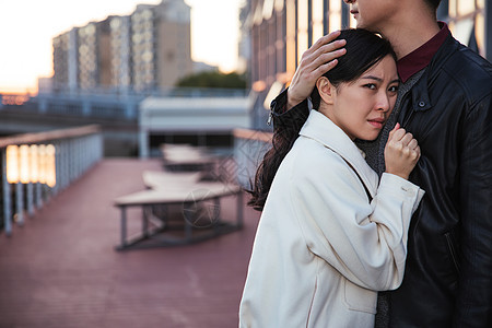 男生安慰受委屈的女生图片