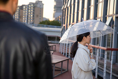 情侣户外吵架背景图片