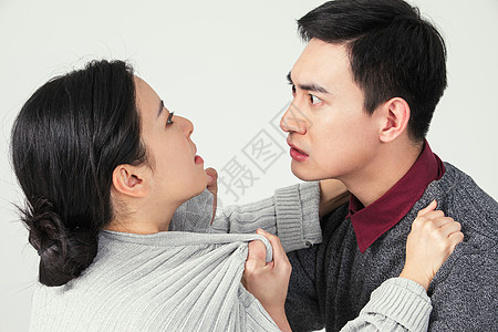 猎豹 打架青年夫妻家庭暴力背景