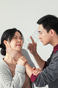 剧中打架青年夫妻家庭暴力背景