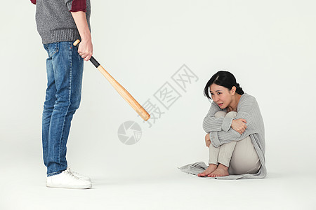 丈夫用棒球棍殴打妻子图片