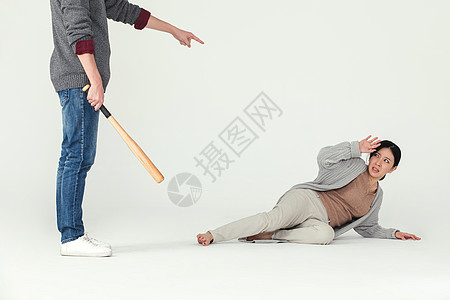 振动棒振捣丈夫用棒球棍殴打妻子背景