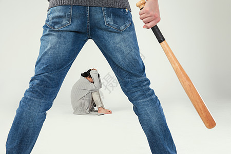 丈夫用棒球棍殴打妻子图片素材