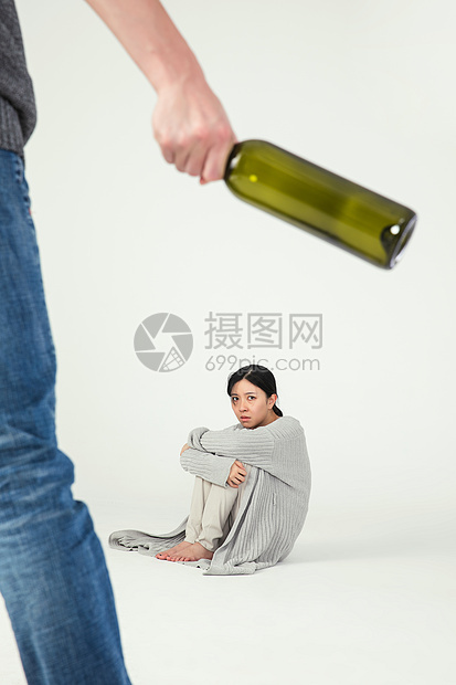 丈夫用红酒瓶殴打妻子图片