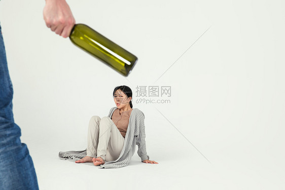 丈夫用红酒瓶殴打妻子图片