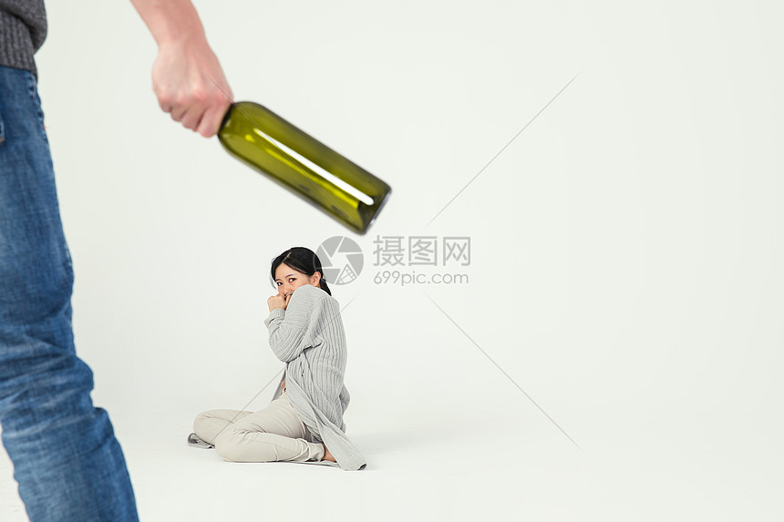 丈夫用红酒瓶殴打妻子图片