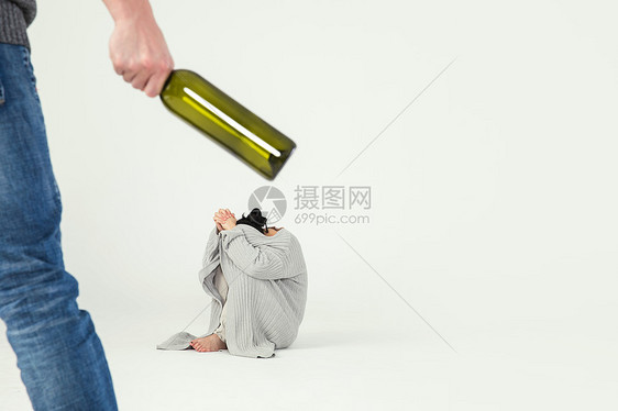 丈夫用红酒瓶殴打妻子图片