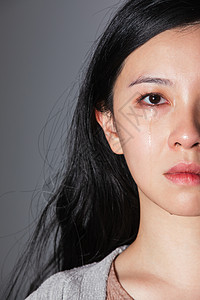 被家暴的女性面部流泪特写图片素材