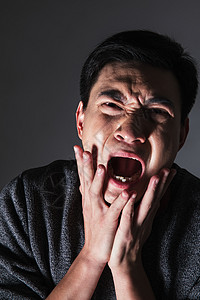 青年男性悲伤到绝望的呐喊图片素材