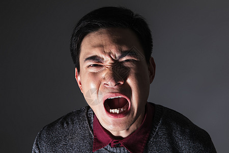 青年男性悲伤到绝望的呐喊图片素材