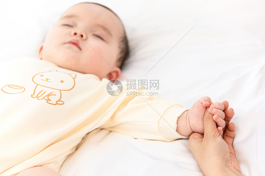 宝宝睡觉拉着妈妈的手图片