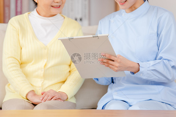 护工替老奶奶读体检报告图片