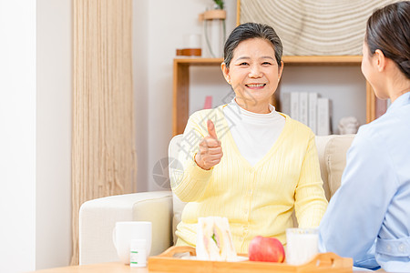 护工送早餐给老奶奶吃图片