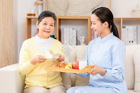 护工送早餐给老奶奶吃图片