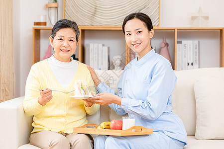 护工送早餐给老奶奶吃图片