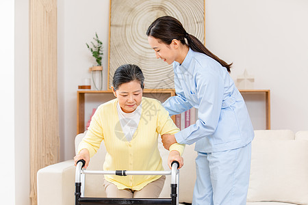 护工扶着使用健步器的老奶奶锻炼身体图片