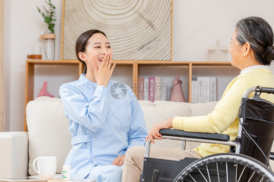 护工和坐在轮椅上的老奶奶聊天图片