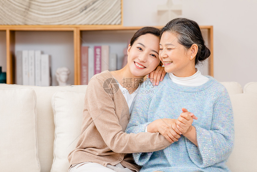 母亲和女儿坐在沙发上图片